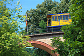 Wagen der Nerobergbahn auf einer Brücke, Neroberg, Wiesbaden, Hessen, Deutschland, Europa