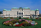 Blumenbeete vor Schloss Belvedere unter blauem Himmel, Wien, Österreich, Europa