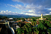 Blick auf Trinidad mit der Kirche Santisima Trinidad im Hintergrund, Kuba, Karibik