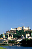 Blick auf Altstadt mit Dom und Fort Hohensalzburg am Fluss Salzach, Salzburg, Salzburger Land, Österreich, Europa