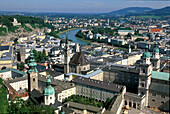 Blick von oben auf Gebäude der Altstadt, Salzburg, Österreich, Europa