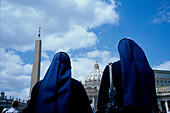 Nonnen vor dem Petersdom, Rom Italien