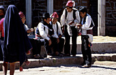 Strickende, lachende Männer, Isla Taquile, Titicacasee, Peru, Südamerika, Amerika