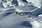 Snowboardfahrer im Tiefschnee, Lech, Arlberg, Österreich