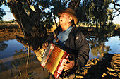 Richard Magoffin, Kynuna, Matilda Highway, Australien, Qld, Matilda Hwy, Richard Magoffin, Historiker singt Waltzing Matilda an einem Wasserloch bei Kynuna, Australia's heimliche Nationalhymne, Richard Magoffin local historian sings Waltzing Matilda on th