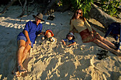 Familie am Sandstrand, Heron Island, Great Barrier Reef, Queensland, Australien