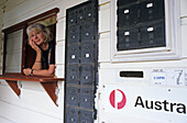Eine ältere Frau schaut aus dem Fenster, Post, Lee Weekes, Kangaroo Valley, Barrengarry, Australien