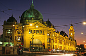 Stadtzentrum und Bahnhof Flinders Street am Abend, (1899), Melbourne, Victoria, Australien