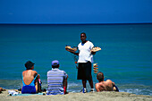 Souvenirverkaeufer und Touristen, am Strand, Turtle Beach bei Black Rock, Tobago, West Indies, Karibik