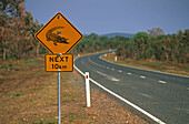 Warnschild vor Krokodil, Nationalpark, Landstraße, Queensland, Australien