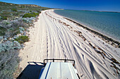 Ein Geländerwagen, Sandstrand mit Meerblick, Shark Bay, Westaustralien, Australien, Kimberley, West Australien, Australien