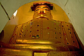 Buddha statue in cramped building, Manuha Paya builta decade afterthe Mon King of Thaton's imprisonment