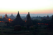Sunset over the temples of Bagan, Sonnenuntergang ueber Pagan, Kulturdenkmal von tausenden Ruine von Pagoden, Ruinenfeld