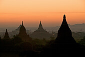 Sunset over the temples of Bagan, Sonnenuntergang ueber Pagan, Kulturdenkmal von tausenden Ruinen von Pagoden, Ruinenfeld