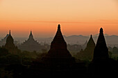 Sunset over the temples of Bagan, Sonnenuntergang ueber Pagan, Kulturdenkmal von tausenden Ruine von Pagoden, Ruinenfeld