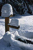 Verschneiter Holzbrunnen, Winterlandschaft