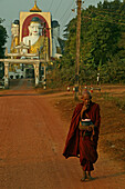Mönch, Kyaik-pun Pagode, Bago, Monk with food, morning, Vier 30 m hohe sitzende Buddhafiguren, Kyaikpun Pagoda is formed by four sitting Buddhas 30 metres high