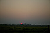 Red sunset, pagoda, night train, Roter Sonnenuntergang, Pagode, Zugfahrt Yangon, Mandalay Strecke, Bild aus dem Fenster