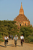 Bicycle tour, local guides Pagoda, Fahrradtour, zwischen Pagoden, Touristenfuehrer, cycle tour, biking in Burma