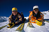 Ski, Zwei Frauen im Schnee, Sports