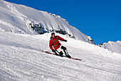 Skifahrer bei der Abfahrt unter blauem Himmel, Altaussee, Steiermark, Österreich, Europa