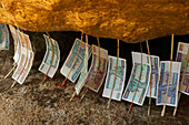 Money offerings, Golden Rock, meritorious deeds, at Kyaikhtiyo, Geldopfer, Goldener Felsen, Spende als symbolische Stuetze des Felsen