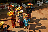 Fruit sellers, bus station, Golden Rock, Obstverkäuferinnen, Bushalterstelle, Kyaikhtiyo, Goldener Felsen