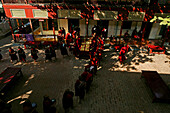 Monks Mahagandaryone Monastery, Essenausgabe fuer Moenche im Kloster in Amarapura monks going into the dining hall of monastery, near Mandalay