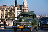Oldtimer-Taxen vor Capitolio Nationale, Havanna Kuba