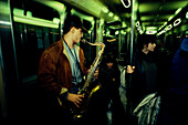 Saxophonspieler, Metro, Paris, Frankreich