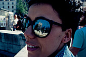 Junge Frau mit Sonnenbrille, Paris Frankreich