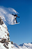 Snowboarding, Freeriding, Cliffjump, Obertauern, Österreich