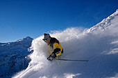 Frau beim Skifahren, Freeriding Wintersport, R