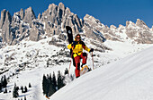 Schneeschuhwandern mit Snowboard, auf dem Rücken Hochkönig, Österreich