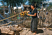 Heimarbeit Weben, Färben der Seide, Dorf, Salavane-Provinz Laos