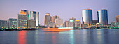 Skyline am Dubai Creek am Abend, Dubai, Vereinigte Arabische Emirate