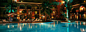 Beleuchteter Pool des Hotel Ritz Carlton bei Nacht, Dubai, Vereinigte Arabische Emirate
