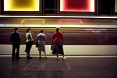 Vier Leute warten in der U-Bahn Station, U-Bahn fährt vorbei, Metro, Paris, Frankreich