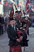 Dudelsackspieler in traditioneller Kleidung, Borders, Schottland, Großbritannien