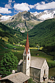 Kirche im Tauferer Ahrntal unter Wolkenhimmel, Pustertal, Südtirol, Italien, Europa