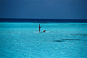 Vater mit Kind auf Surfbrett, Malediven