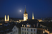 Stadtansicht mit Grossmünster, St. Peter Kirche und Fraumünster bei Nacht, Zürich, Schweiz