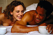 Paar im Bett, Kaffee trinken People