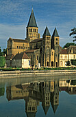 Die Basilika Sacré Coeur spiegelt sich im Fluss, Paray le Monial, Burgund, Frankreich
