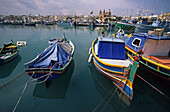 Bunte Fischerboote liegen im Hafen von Marsaxlokk, Malta