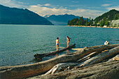Kinder am Howe Sound, Porteau Cove Provincial Park, British Columbia, Kanada