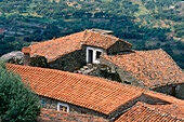 Dorf Monsanto auf Granithügel bei Guarda Montanhas, Portugal
