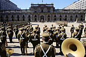 Wachablösung, Soldaten stehen vor dem Palacio de la Monea, Santiago, Chile