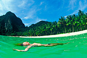 Frau treibt im Wasser, Ko Phi Phi Island, Andamanisches Meer, Thailand