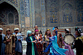 Folkloregruppe in einer Medrese, Samarkand Usbekistan